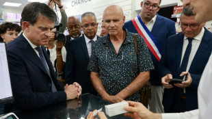 Manuel Valls lance la campagne de vaccination contre le chikungunya &agrave; La R&eacute;union