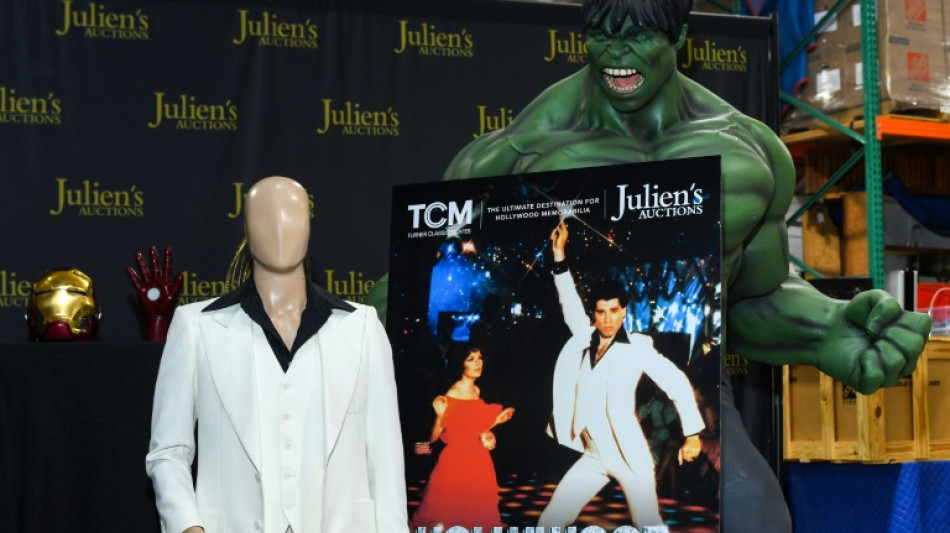 Subastan traje de "Fiebre de s&aacute;bado por la noche" en California
