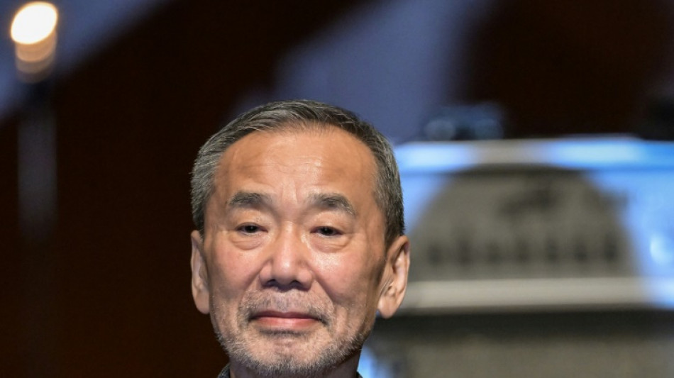 Murakami dice que fue un "p&eacute;simo estudiante" al recibir un t&iacute;tulo honor&iacute;fico de su universidad