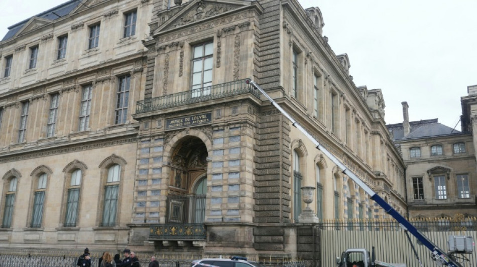 Imputan a dos personas por el robo en el Louvre y liberan a otras tres