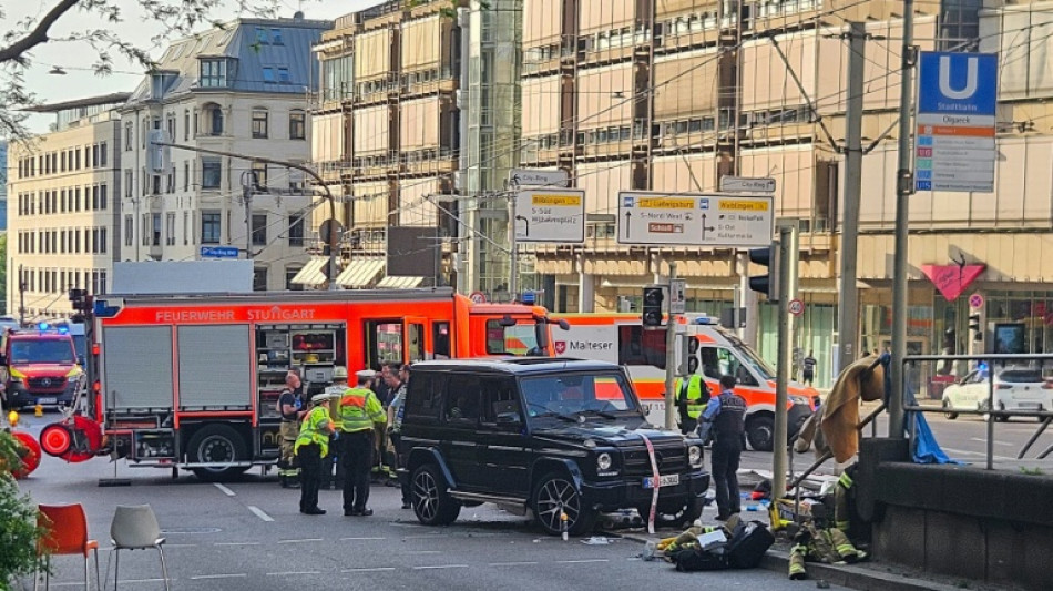 Auto f&auml;hrt in Stuttgart in Menschengruppe - Frau erliegt Verletzungen