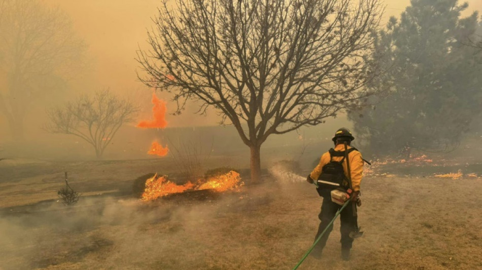 Ventos podem intensificar maior inc&ecirc;ndio florestal do Texas, enquanto neve cobre Calif&oacute;rnia