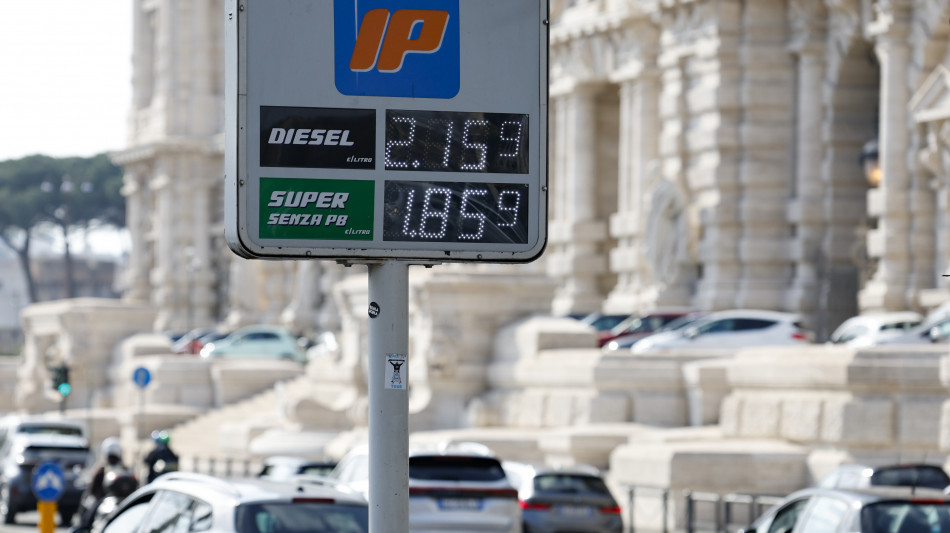 La benzina self torna sopra 1,8 euro al litro