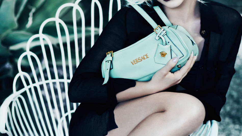 Versace ancora Sabrina Carpenter nella nuova campagna