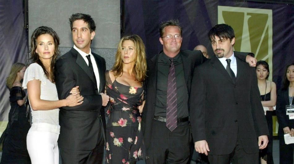 Aniston, Schwimmer y Kudrow rinden homenaje a su compa&ntilde;ero de "Friends" Matthew Perry