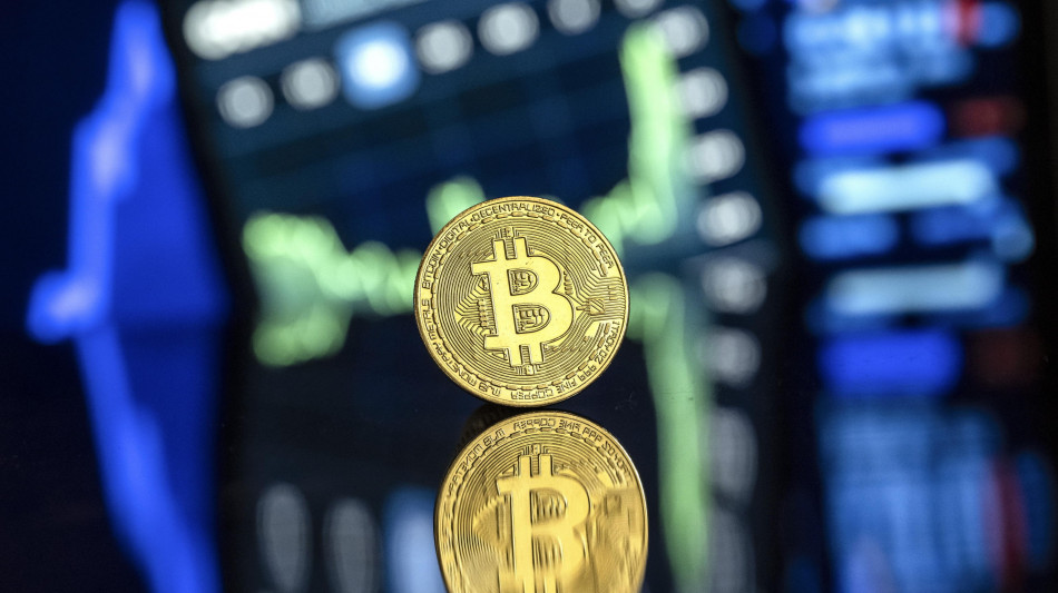 Bitcoin in altalena, tocca i 90mila dollari poi scivola a 87.000
