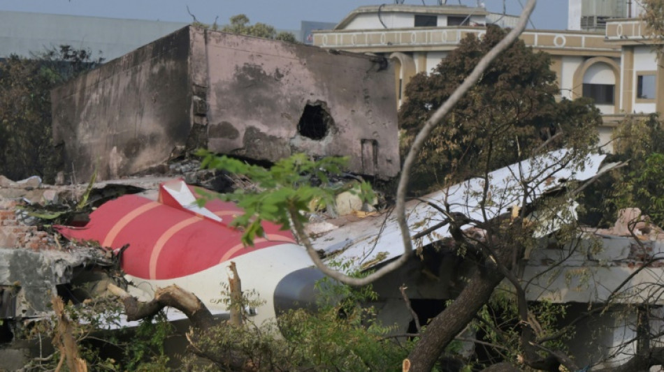 Sube a 279 el balance de muertos en accidente de avi&oacute;n Boeing 787 en India