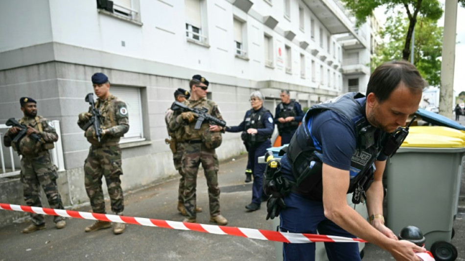 Lycéenne tuée à Nantes: le profil de l'agresseur questionne, vive émotion au lycée