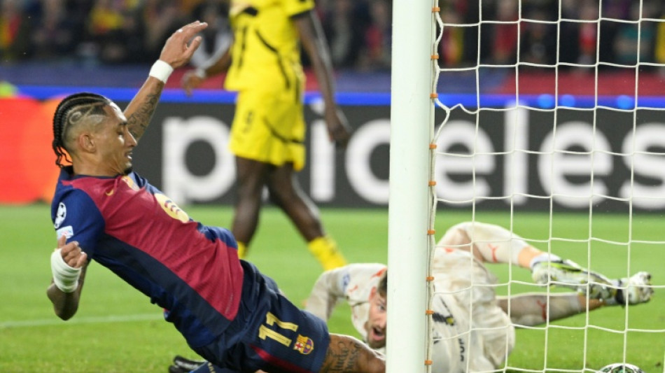Com gol de Raphinha, Barça goleia Dortmund (4-0) e coloca um pé nas semis da Champions