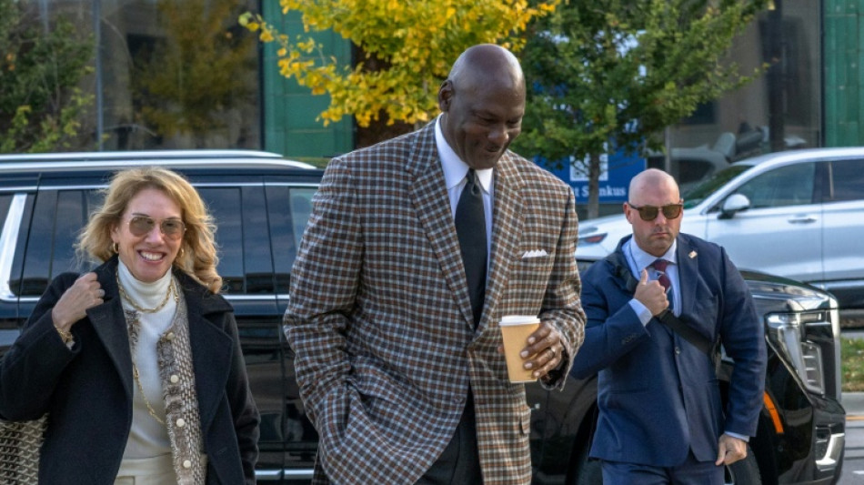 Michael Jordan comparece a tribunal no in&iacute;cio de processo contra NASCAR