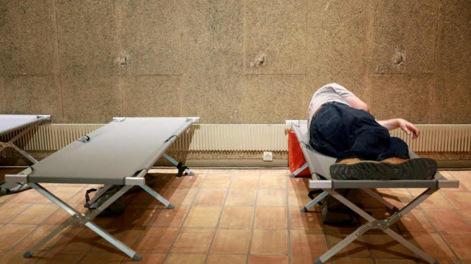 Des douches et une salle fra&icirc;che pendant la canicule, un "bonheur" pour des sans-abri