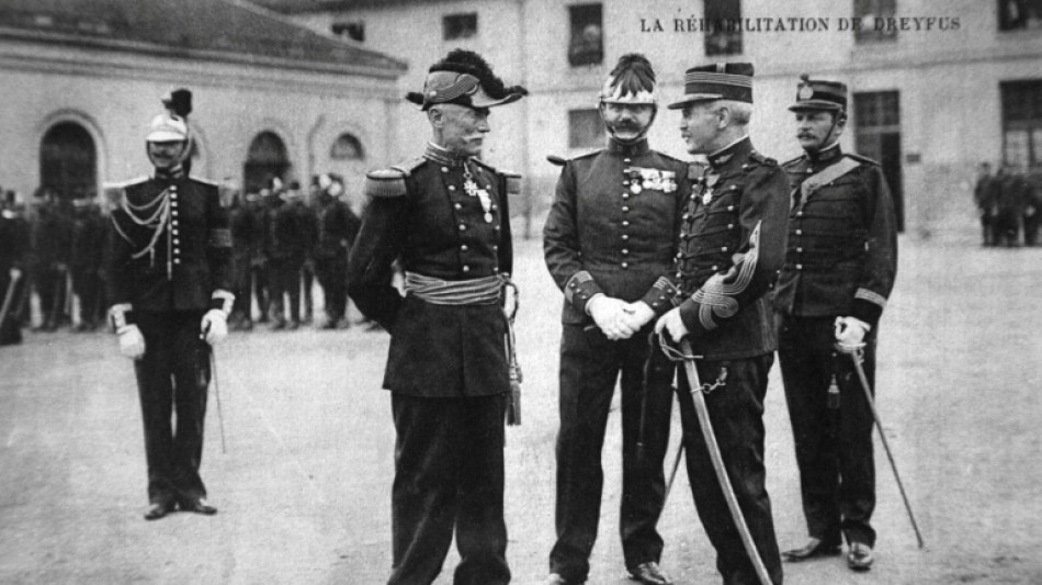 Francia promueve a un militar jud&iacute;o, blanco de una pol&eacute;mica hace 130 a&ntilde;os
