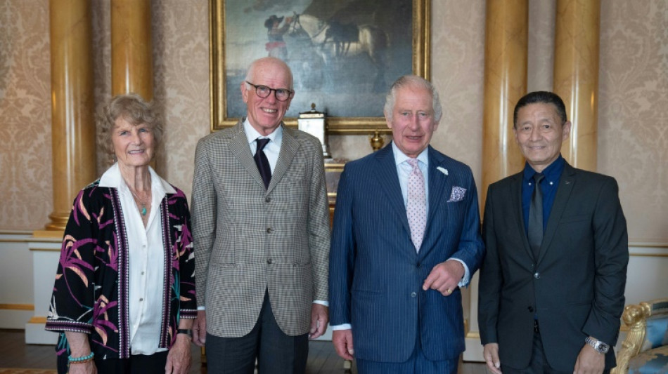 Carlos III de Inglaterra recibe a los hijos de los primeros monta&ntilde;istas que llegaron al Everest