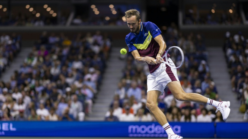 Medvedev halts Baez to reach US Open last 16