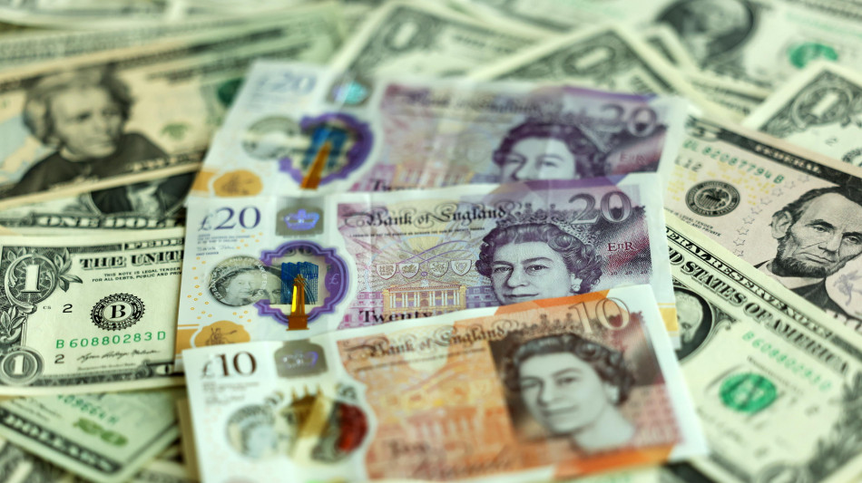 Euro apre stabile a 1,155 sul dollaro, sterlina in calo