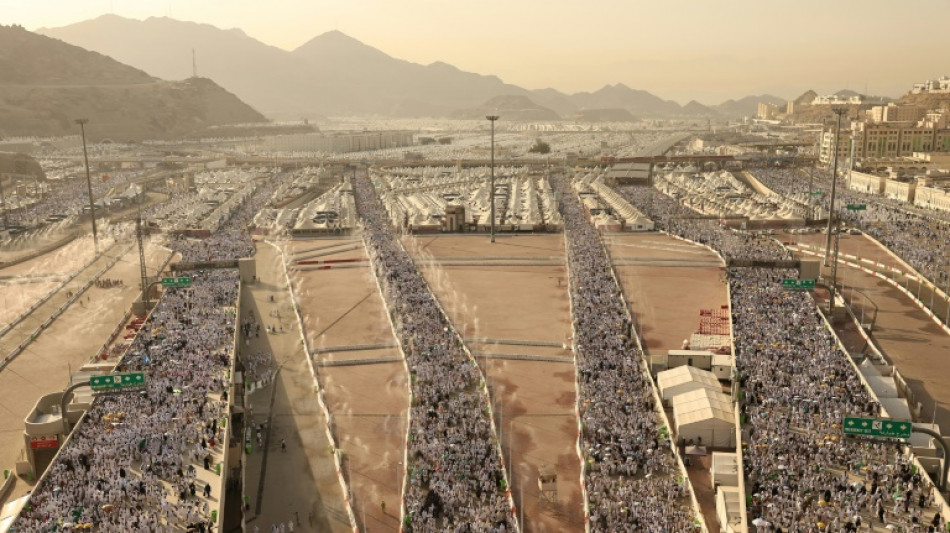 Fi&eacute;is mu&ccedil;ulmanos fazem &uacute;ltimo grande ritual do Hajj na Ar&aacute;bia Saudita 