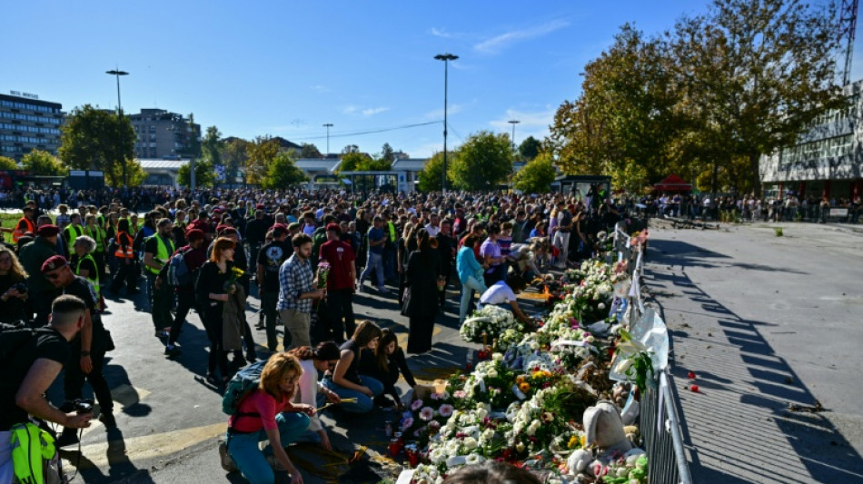 Ein Jahr nach Einsturz von Bahnhofsdach in Serbien: Zehntausende Menschen gedenken der Opfer