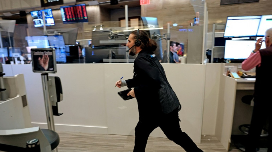 Wall Street despenca quase 6% por guerra comercial lançada por Trump