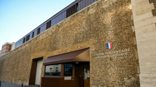 En prison, Sarkozy prot&eacute;g&eacute; par deux policiers arm&eacute;s, "folie s&eacute;curitaire" d&eacute;nonce un syndicat