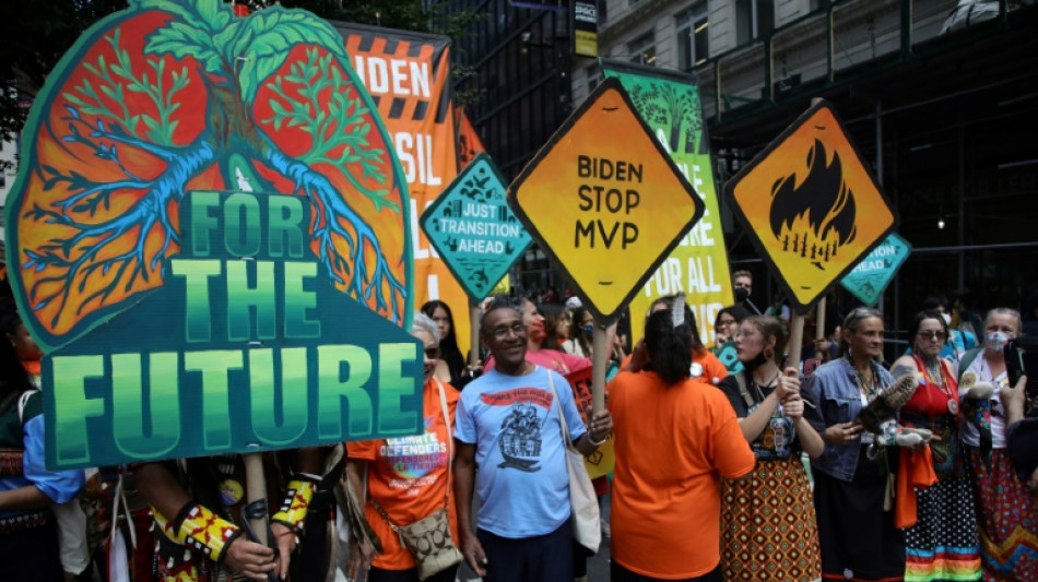 Miles de personas piden en Nueva York acabar con los combustibles f&oacute;siles