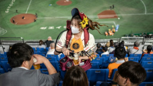Vendedora ambulante de cerveza en los estadios de Jap&oacute;n, una profesi&oacute;n pol&eacute;mica