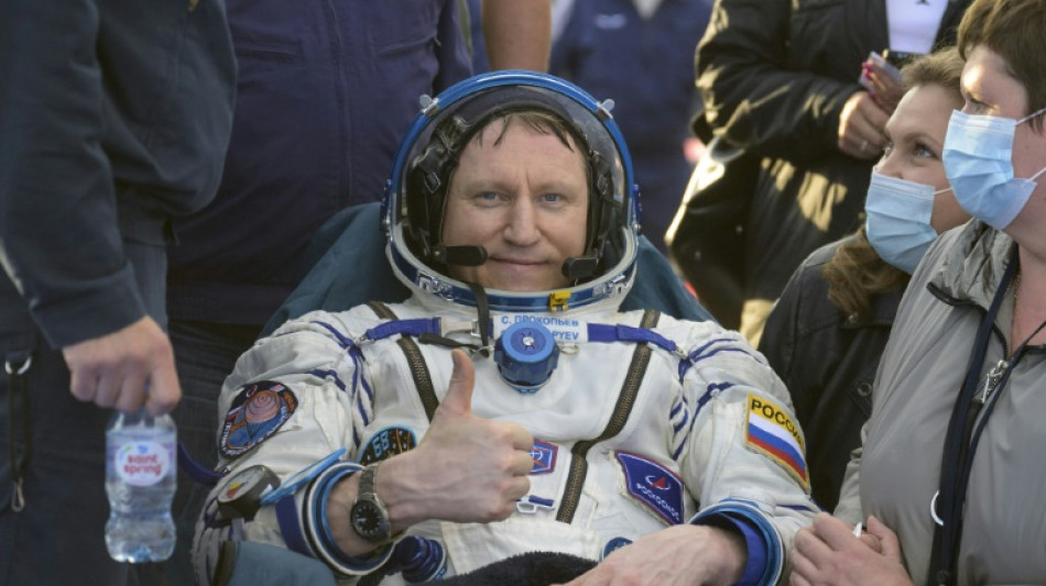 Dois russos e americano voltam &agrave; Terra ap&oacute;s miss&atilde;o de mais de um ano na ISS