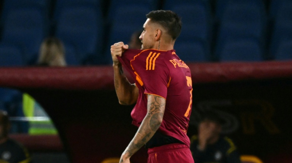 Roma vence Udinese (2-0), aproveita derrota do Napoli e assume liderança do Italiano