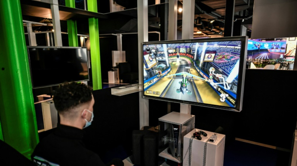 "Jeu vid&eacute;o de comp&eacute;tition" ou "passe saisonnier": quand le jeu vid&eacute;o s'adapte &agrave; la langue de Moli&egrave;re