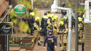 Homem faz ref&eacute;ns em caf&eacute; de cidade do centro dos Pa&iacute;ses Baixos