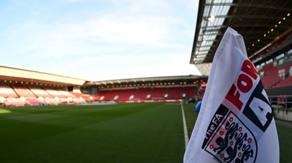 Trans-Frauen im englischen Fu&szlig;ball k&uuml;nftig ausgeschlossen