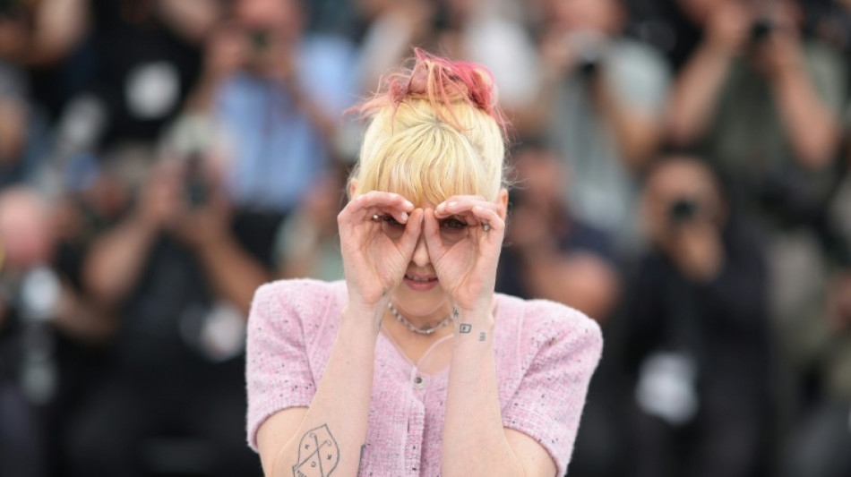 Ser mulher '&eacute; uma experi&ecirc;ncia violenta', diz Kristen Stewart