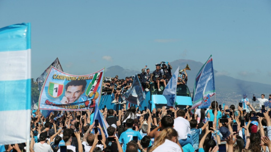 Italie: Naples f&ecirc;te ses champions et retient son souffle pour Conte