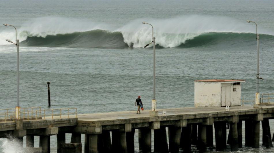 Ondas intensas atingem costas do Peru e do Equador
