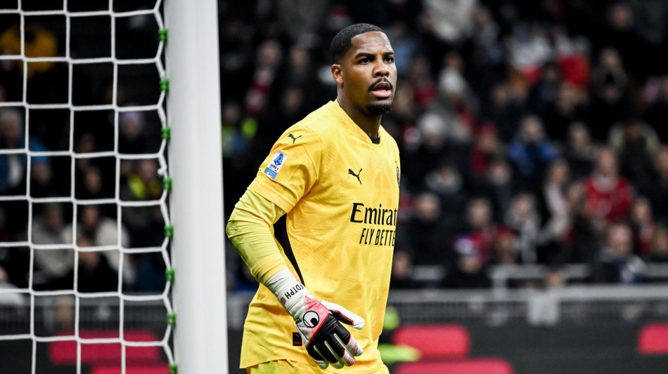 Scontro Maignan-Jimenez, portiere Milan via in barella