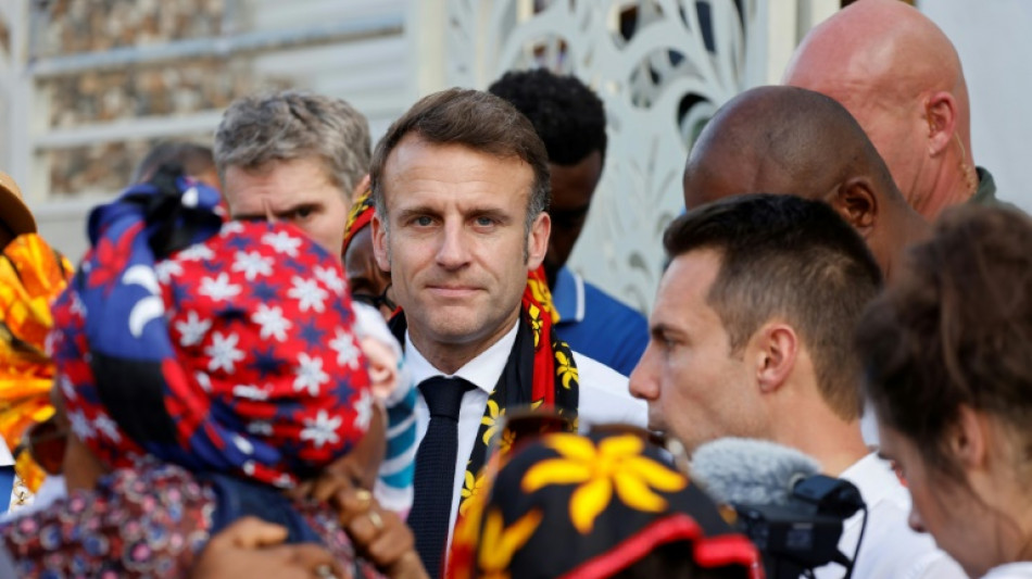 Macron conclut sa visite &agrave; Mayotte avec une r&eacute;union de crise