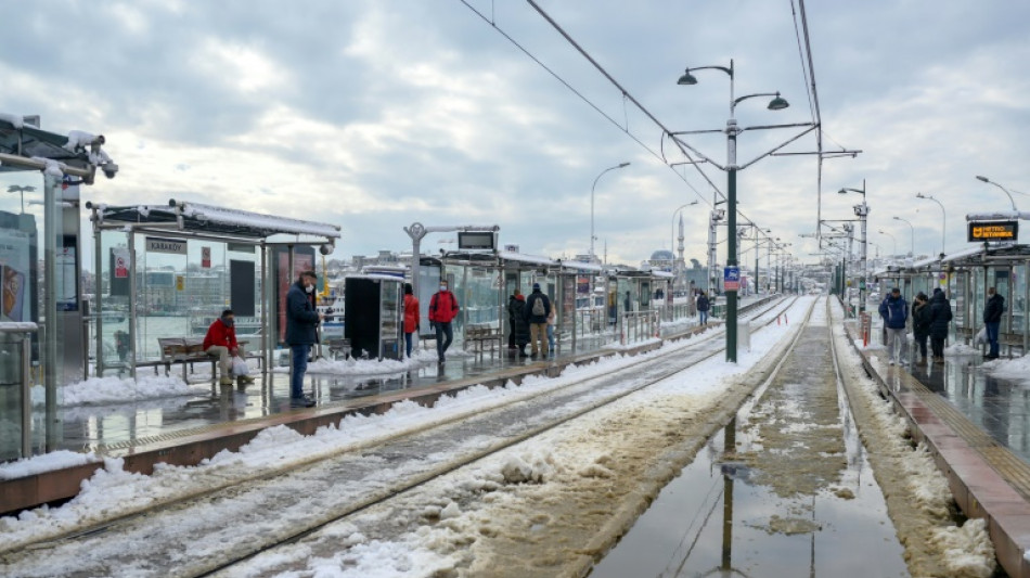 Reabre aeropuerto de Estambul tras nevada que paraliz&oacute; Turqu&iacute;a y Grecia