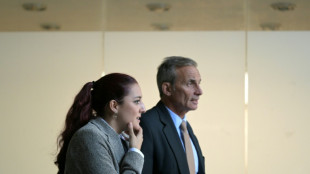 Maradona tenía "conductas autolesivas" y no debía internarse en casa, dice un médico