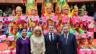 Macron desmente briga com esposa no desembarque no Vietn&atilde;