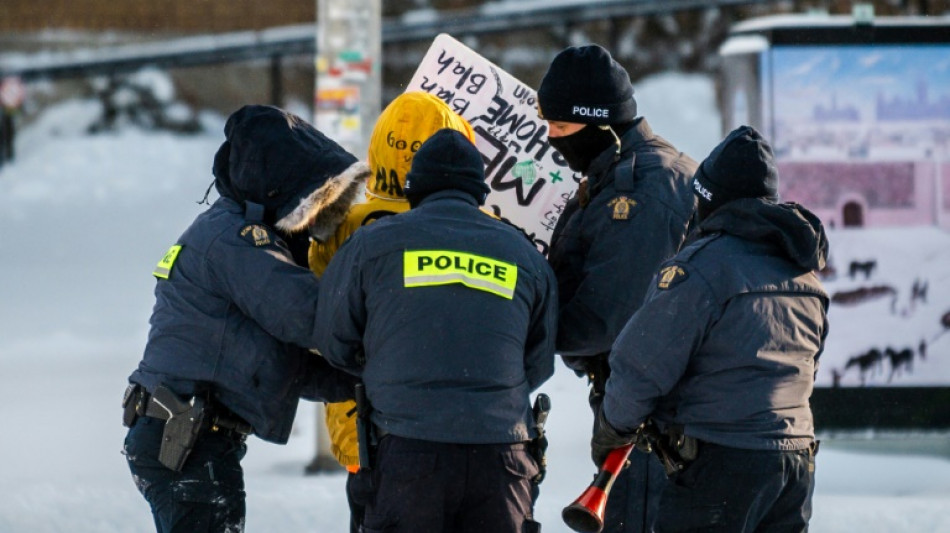 Polic&iacute;a canadiense sale a liberar calles de Ottawa  bloqueadas por protestas