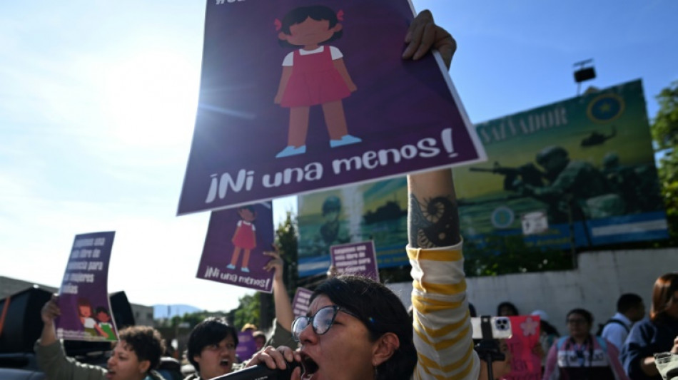 Protesto em El Salvador exige fim da viol&ecirc;ncia contra meninas e mulheres