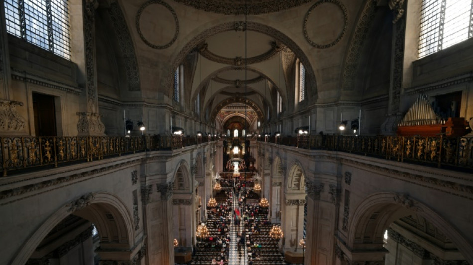 Enrique y Meghan centran la atenci&oacute;n en misa del jubileo sin Isabel II