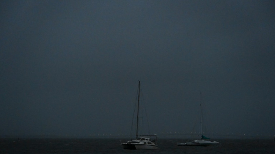 Nicole se debilita en tormenta tropical tras tocar tierra en Florida