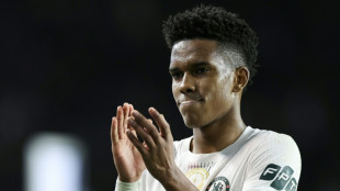 Técnico do Chelsea pede que evitem comparações entre Estêvão e Lamine Yamal