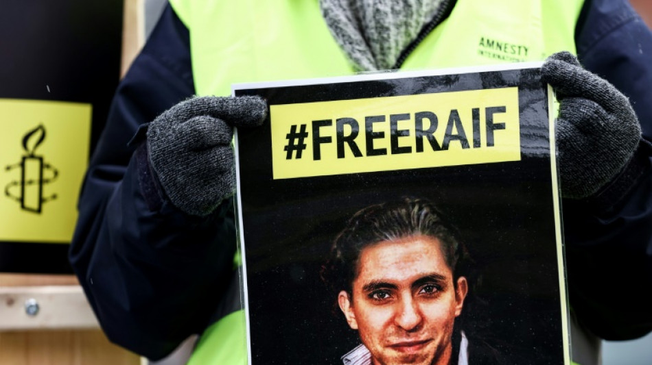 Arabia Saudita confirma prohibici&oacute;n de viajar de 10 a&ntilde;os al bloguero liberado Raif Badawi