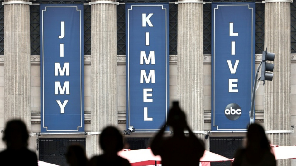 Gigantes dos meios de comunicação dos EUA cedem às pressões de Trump por cálculo econômico