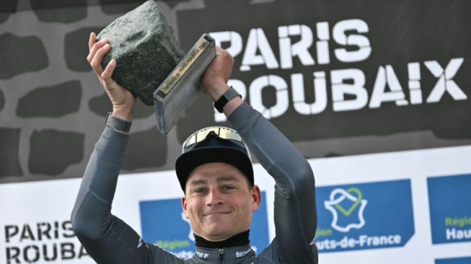 Paris-Roubaix: Van der Poel ma&icirc;tre des pav&eacute;s devant un Pogacar bluffant