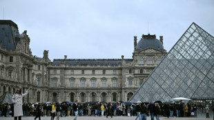 Vol des bijoux du Louvre: la traque est lanc&eacute;e, le mus&eacute;e reste ferm&eacute; lundi