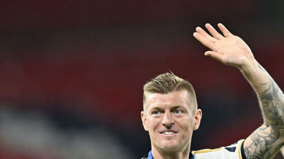 Toni Kroos dirigiert bei Ordensverleihung Geburtstagsst&auml;ndchen f&uuml;r Opa Heinz