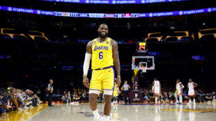 LeBron est&aacute; cada vez m&aacute;s cerca del r&eacute;cord y Curry impone su ley en el triunfo de los Warriors