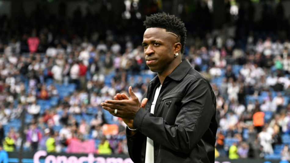 Jugadores y p&uacute;blico del Real Madrid arropan a Vinicius en el Bernab&eacute;u